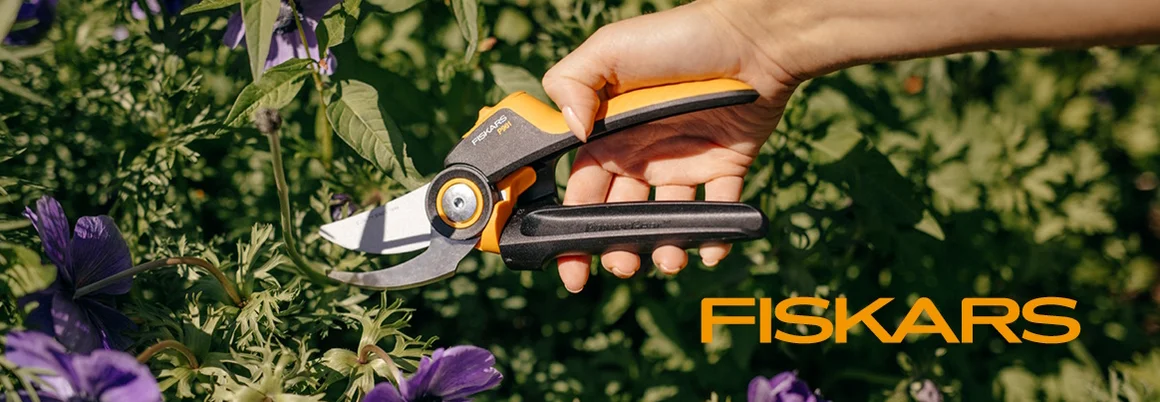 Eine Person nutzt eine Fiskars Gartenschere